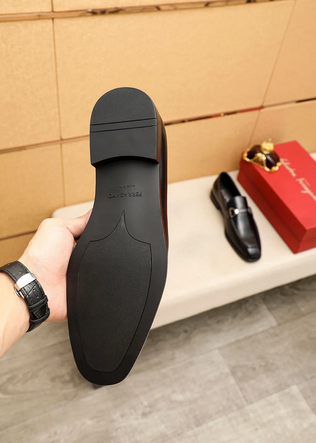 Men's shoes💰460💰 Product trademark: Ferragamo "Ferragamo" casual leather shoes Regular size: 38-44 (45🉑️customized) Product materials: Selected imported first-layer open-edge beaded cowhide leather upper + luxury hardware buckle, imported water-dyed cowhide leather lining. Strong three-dimensional visual effect, original outsole Color: 3⃣️colors available